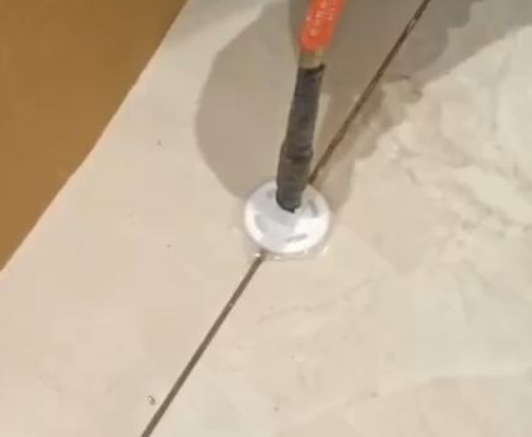 杏花岭瓷砖空鼓维修公司专业解答瓷砖在铺贴过程中，如果没有涂抹均匀到位的粘结材料（如水泥砂浆或瓷砖胶），可能会导致以下问题